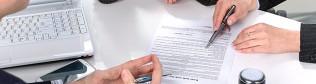 Где выгоднее заказывать таможенное оформление – у логистической компании или у брокера?
